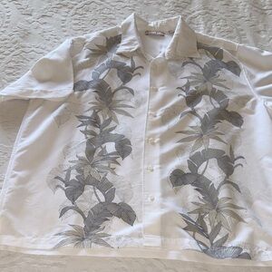 Gently Loved Havanera White Short Sleeve Shirt with Leaf Print